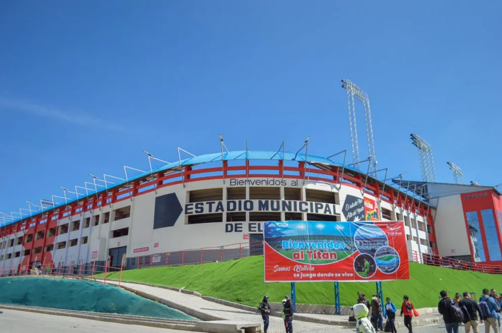 Vista del frontis principal del estadio Municipal de El Alto. Foto: Archivo Alejandro Apaza.