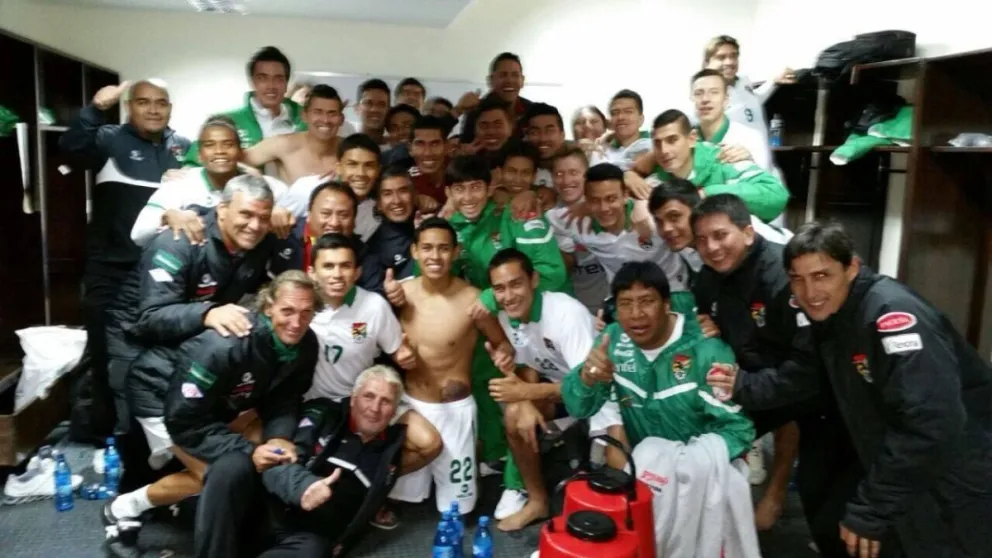 Jugadores y cuerpo técnico posan después de la victoria sobre Venezuela. Foto: Néstor Clausen.