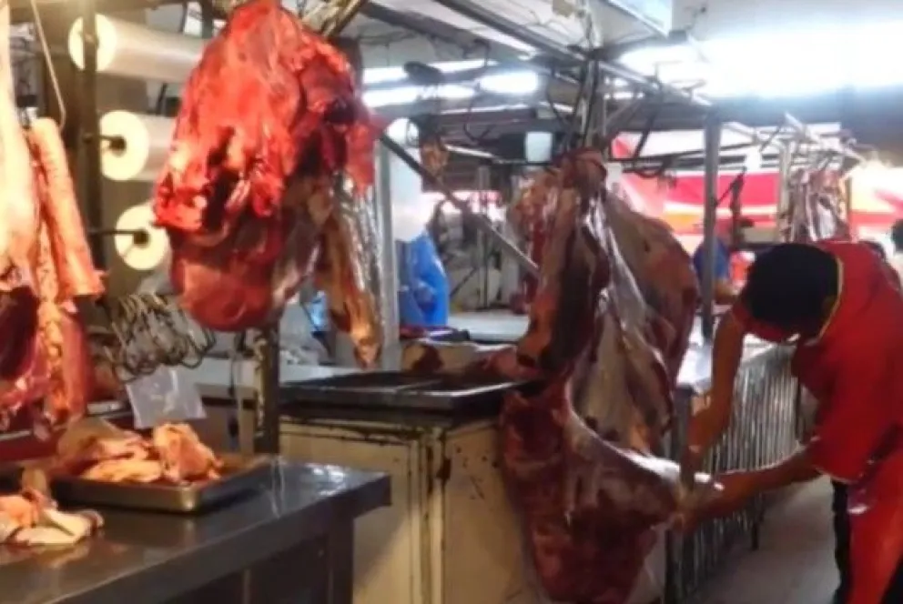 Actividad normal en la venta de carne en un mercado de Tarija. Foto: captura BTV