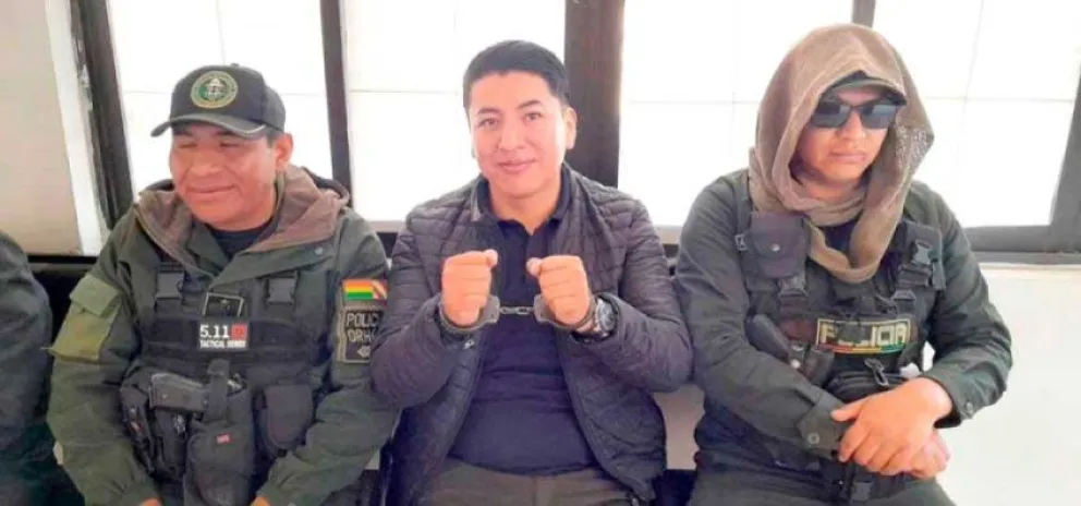 Marco Antonio Pumari, en el centro, en una de sus audiencias. Foto: El Potosí