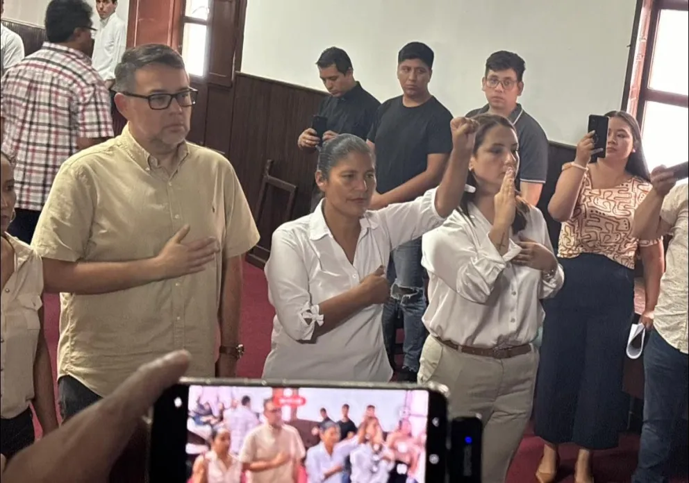 Rojas (Der), fue posesionada durante la sesión parlamentaria efectuada hoy. Foto: Laura Rojas Ayala (Facebook)