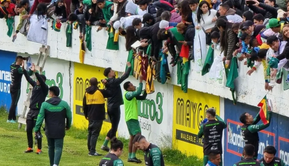 Los jugadores de la Verde firman autógrafos en camisetas de la selección y también de The Strongest. Foto: Marcelo Avendaño