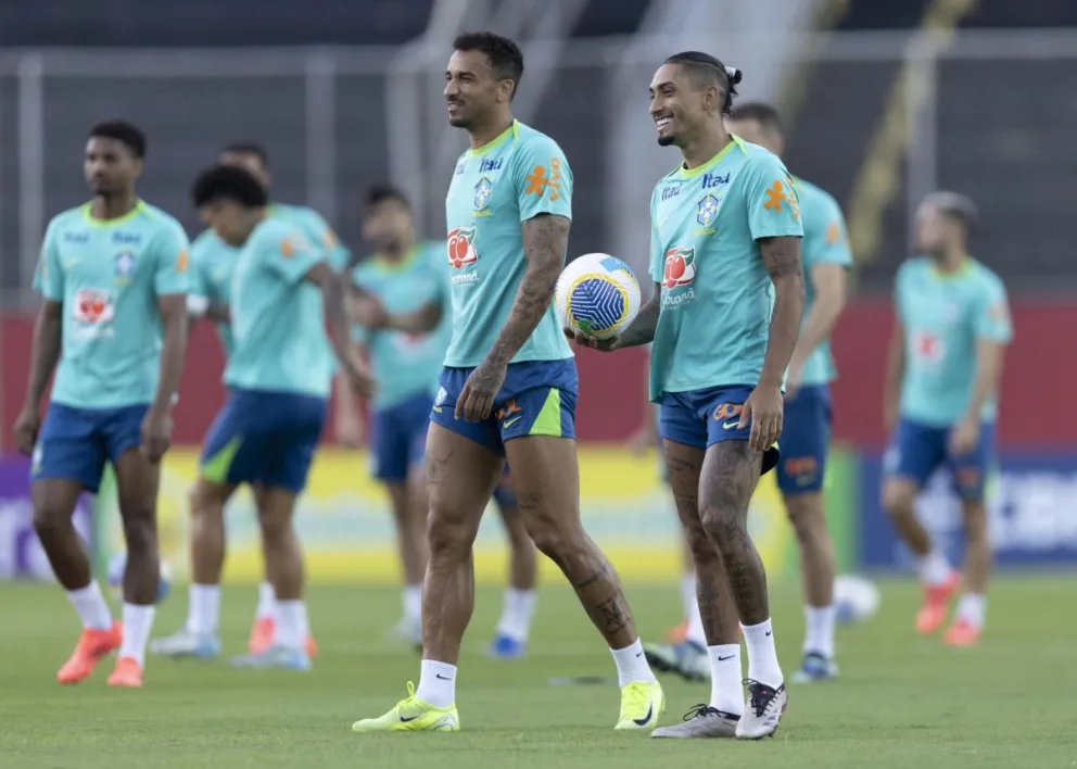 Danilo (centro) y Raphinha (con la pelota en sus manos) durante el cierre de prácticas de Brasil. Foto: EFE