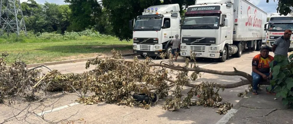 Un punto de bloqueo en el departamento de Santa Cruz en demanda de diésel. Foto: Unitel