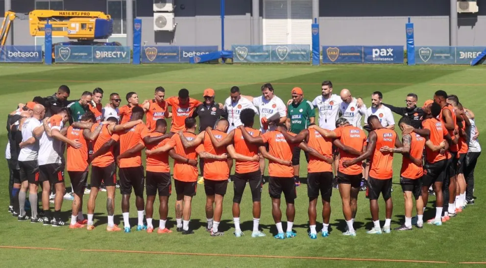 Cuerpo técnico y jugadores de la selección colombiana en el cierre de prácticas de cara al partido con Ecuador. Foto: EFE