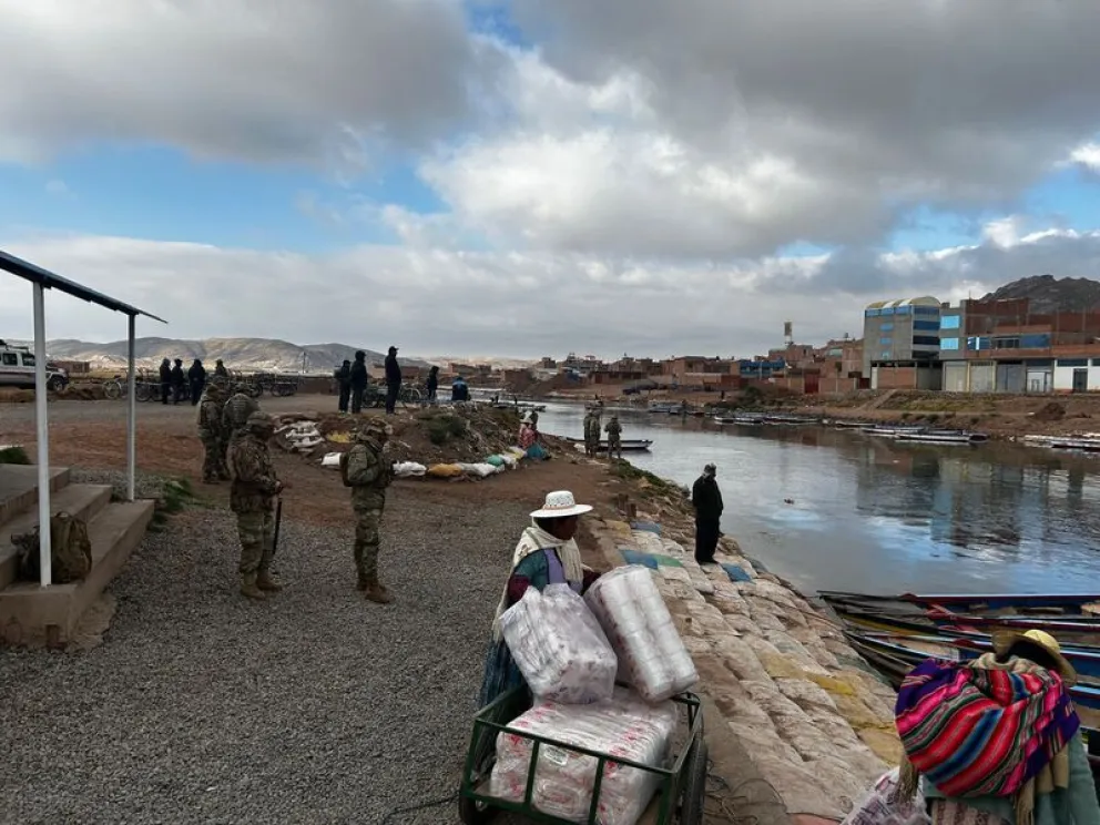 Militares controlan el paso de productos en el Desaguadero, frontera con Perú. Foto: ABI