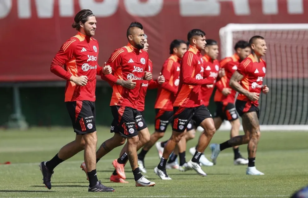 Jugadores del seleccionado chileno trotan en el último entrenamiento antes de jugar con Venezuela. Foto: EFE