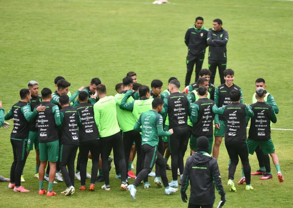Los jugadores de la selección nacional durante la sesión recreativa con la que finalizaron sus aprestos el lunes en Achumani. Foto: La Verde-FBF.