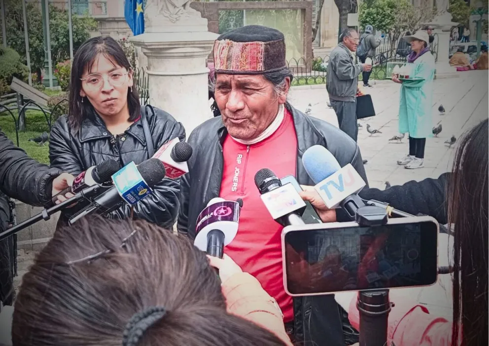 El exsenador Lino Villca, en un contacto con la prensa, en la plaza Murillo. Foto: RRSS del exlegislador 