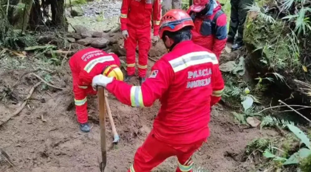 Personal de Bomberos desentierra los cuerpos en la comunidad de Pucamayo. Foto: Red Uno