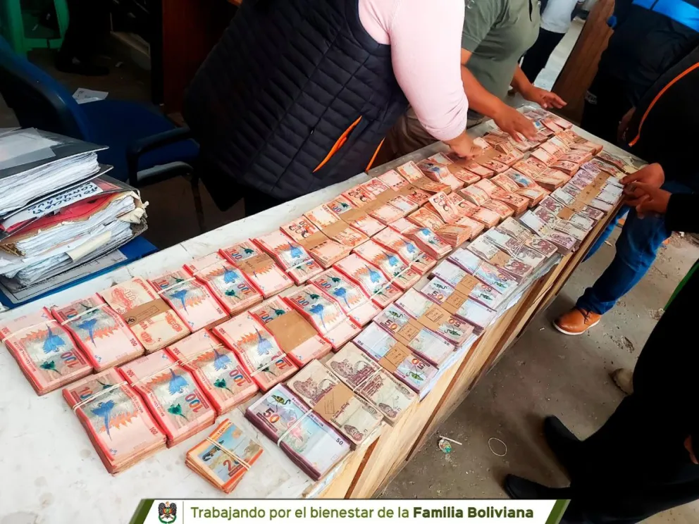 Miembros de la Policía cuentan el dinero hallado en las cajas. Fotos: Policía Boliviana