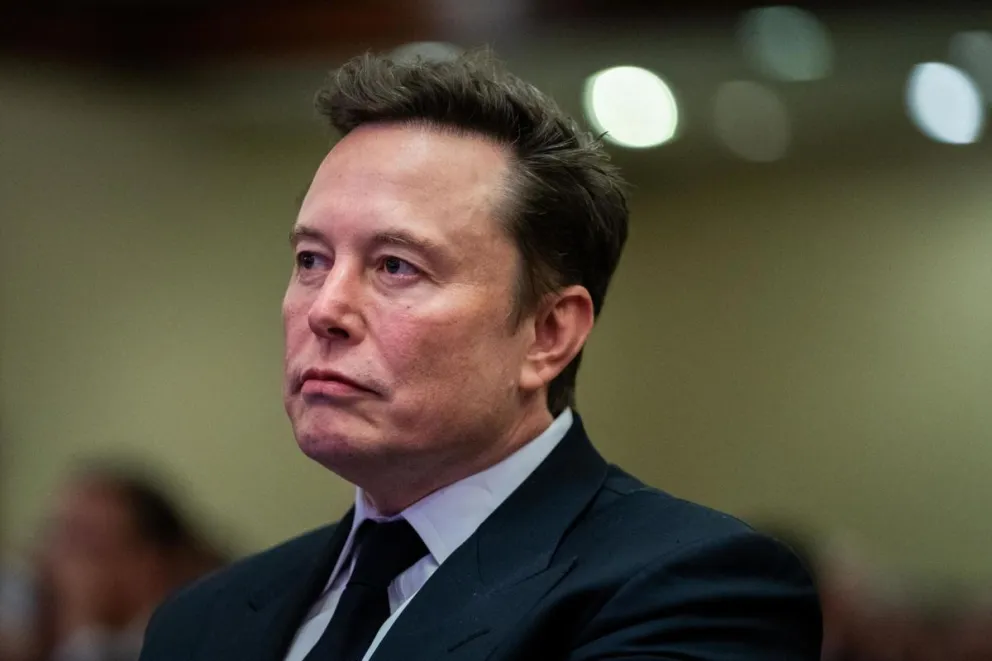Elon Musk escucha al presidente electo de EE.UU., Donald Trump, durante una reunión con los republicanos de la Cámara de Representantes. Foto: EFE