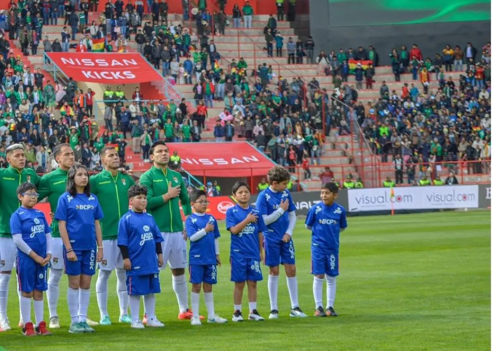 Jugadores de la selección boliviana durante la ceremonia previa al inicio del partido. Al fondo se observan muchos claros. Fotos: Alejandro Apaza