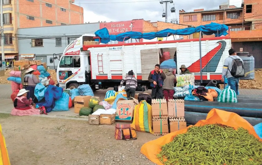 Compradoras negocian con una de las vendedoras de frutas en el mercado de Villa Dolores (El Alto). Foto: Jorge Soruco / Visión 360