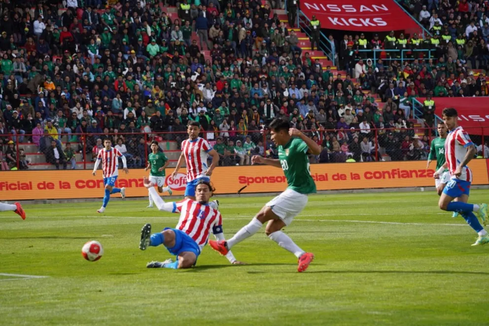 Ervin Vaca abre el marcador en el partido contra Paraguay. Foto: APG.