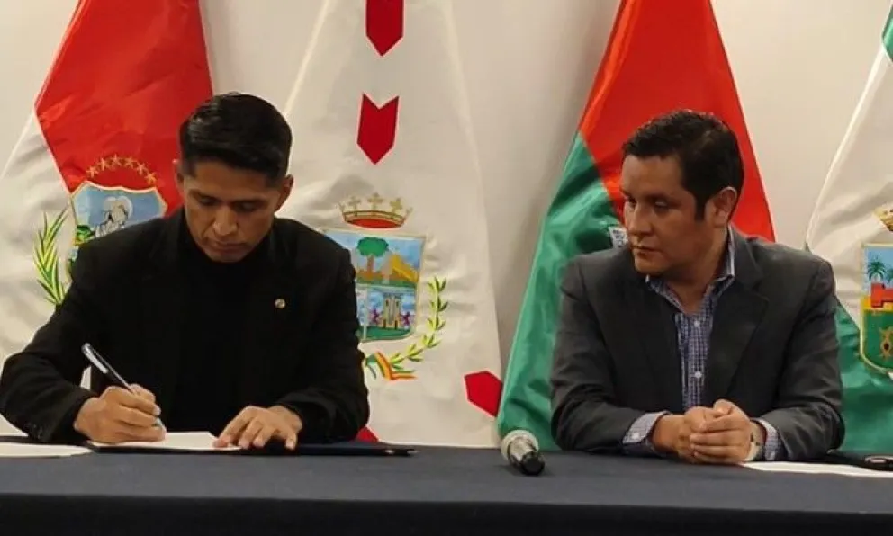 Andrónico Rodríguez, en su calidad de presidente nato de la ALP, estampa su firma en la norma. Foto: captura