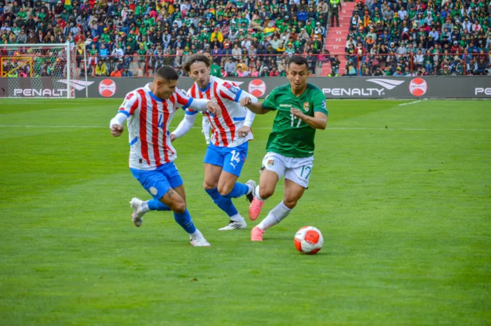 Roberto Fernández (17) intenta superar la marca de dos rivales de Paraguay. Foto: Alejandro Apaza.