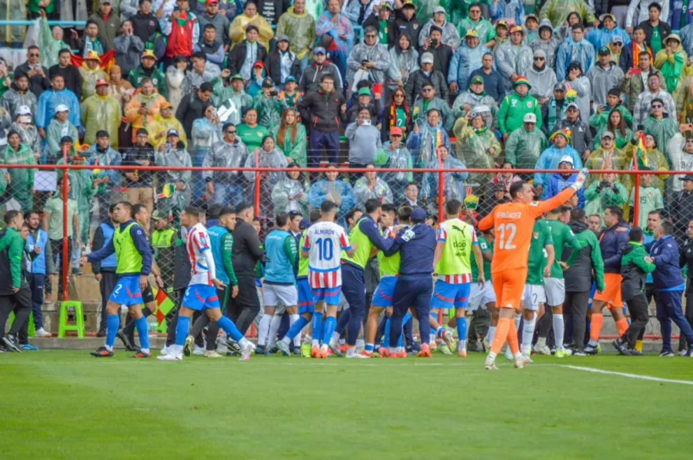 El momento de los empujones entre ambas selecciones. Foto: Alejandro Apaza.