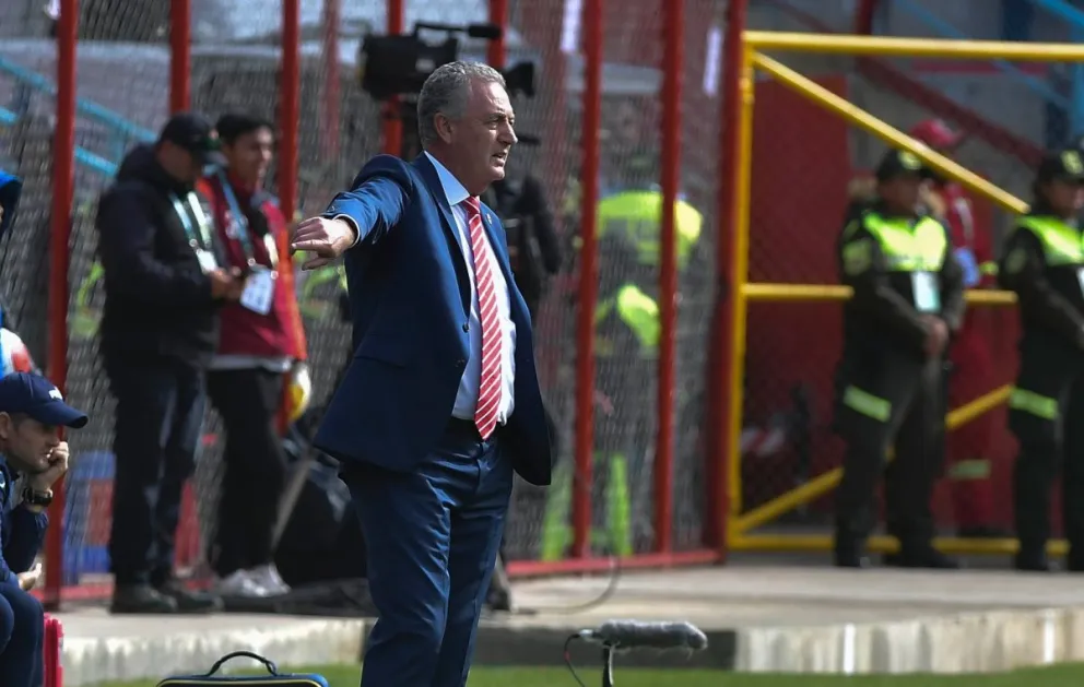 Alfaro da instrucciones durante el partido en El Alto. Foto: APG.