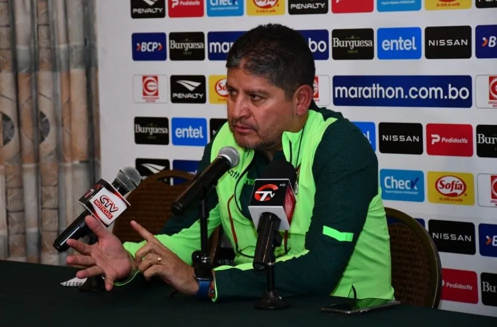 El técnico de la selección nacional, Óscar Villegas, en una conferencia de prensa. Foto: APG