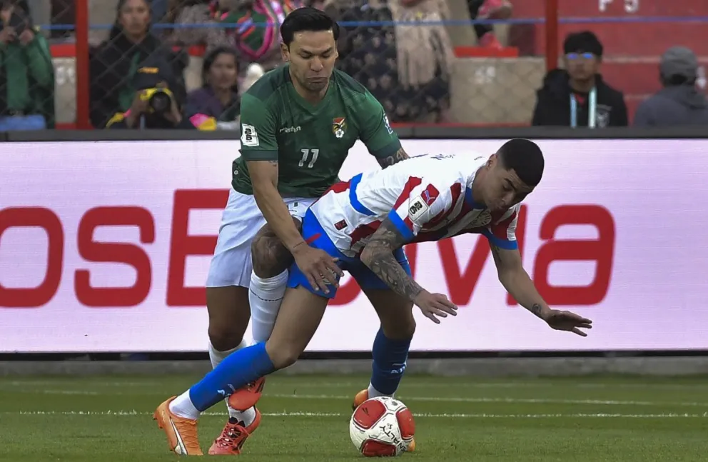 Carmelo Algarañaz (11) intenta superra la marca de un rival paraguayo. Foto: APG