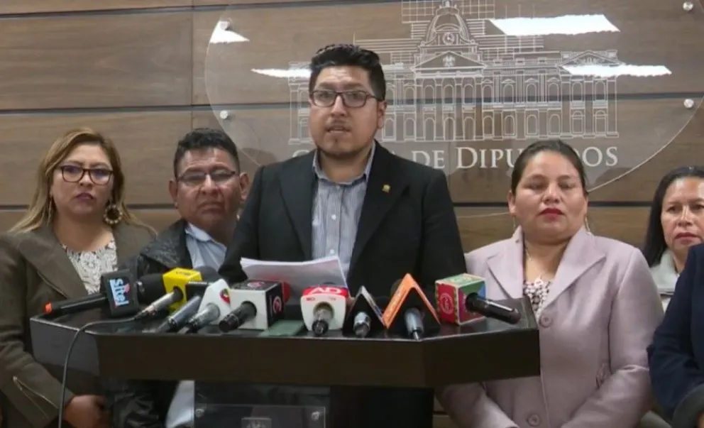 El presidente de la Cámara de Diputados, Omar Yujra, en conferencia de prensa, junto a los "arcistas". Foto: captura