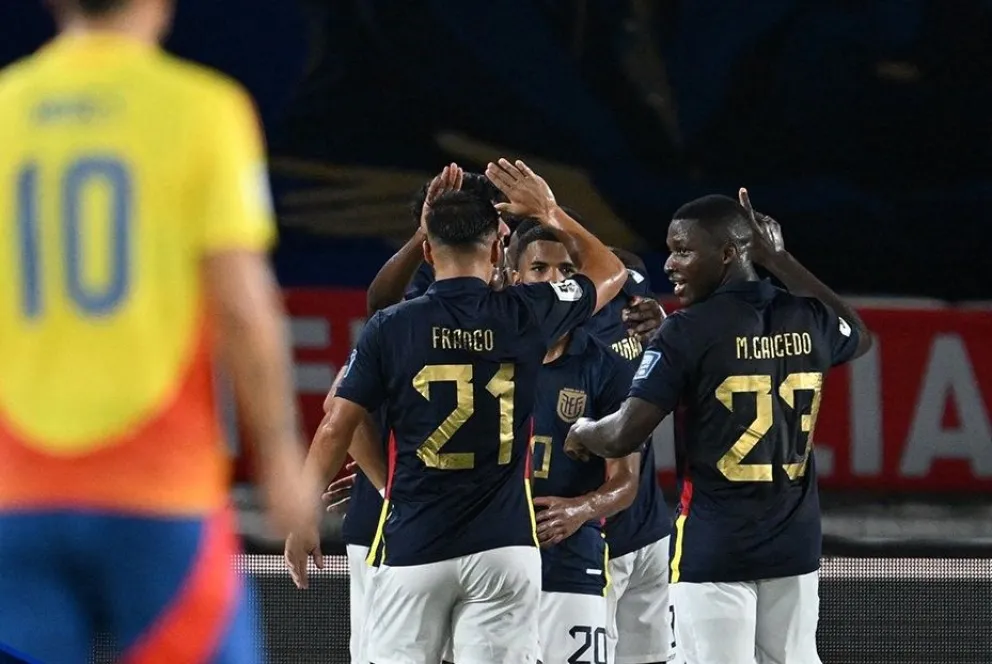 Los jugadores de Ecuador celebran el gol que les dio el triunfo. Lo sufre el colombiano James Rodríguez. Foto: Conmebol