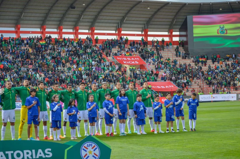 El equipo que comenzó las acciones frente a Paraguay este martes en Villa Ingenio. Foto: APG.