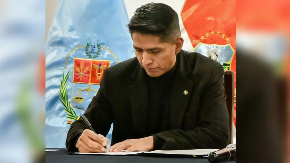 Andrónico Rodríguez, como presidente nato de la ALP, promulga leyes. Foto: Cámara de Senadores