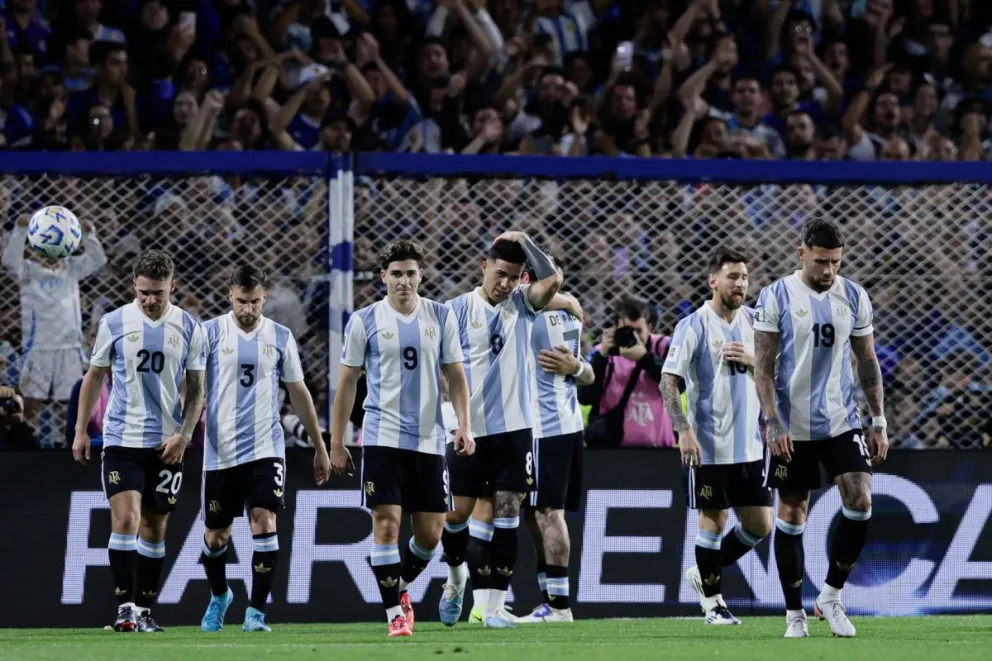 Jugadores de Argentina celebran la conquista de Martínez. Foto: EFE
