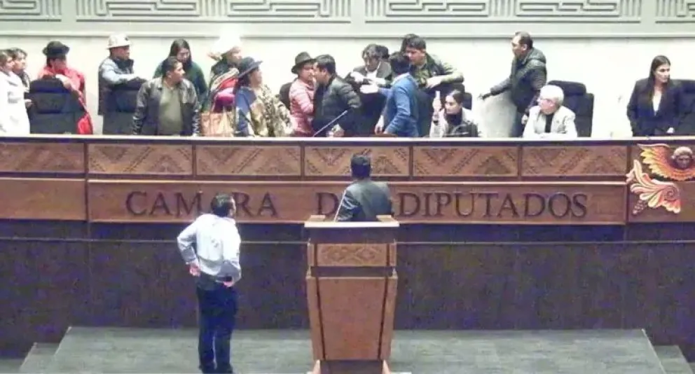 La bochornosa sesión en la que se eligió a Omar Yujra como Presidente de la Cámara de Diputados. Foto: captura
