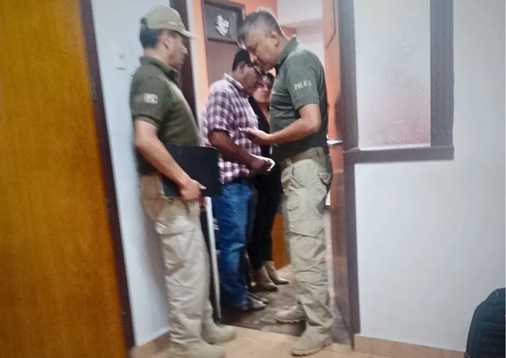 El diputado Arce junto a efectivos, este miércoles. Foto: RKC 