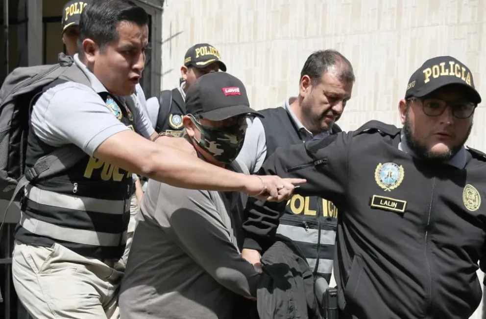 Policías trasladan a Nicanor Boluarte hermano de la presidenta de Perú, durante su detención, en Lima. Foto: EFE