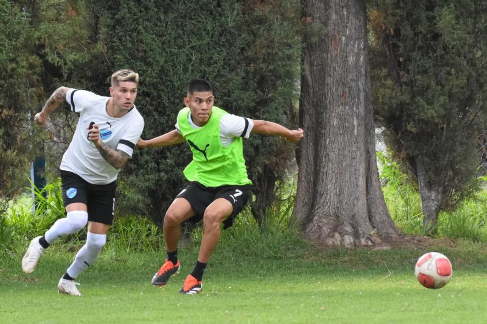 Rodríguez (izq.) en la práctica de este miércoles en Tarija. Foto: Club Bolívar.
