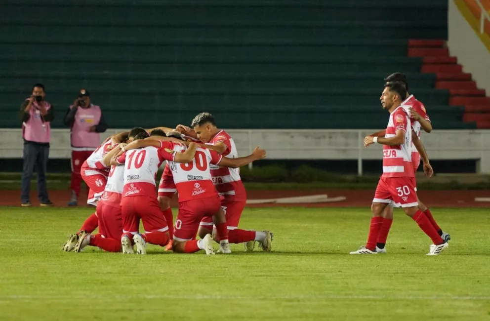 Jugadores de Independiente celebran uno de sus goles anotados. Foto: APG.