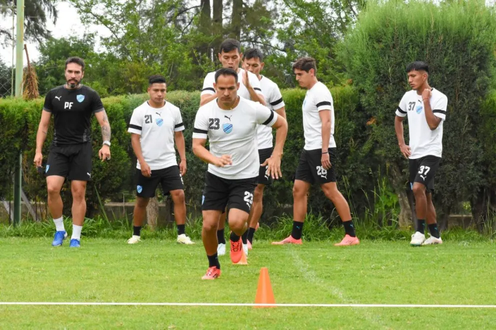 El plantel celeste durante su entrenamiento en Tarija. Foto: Club Bolívar.