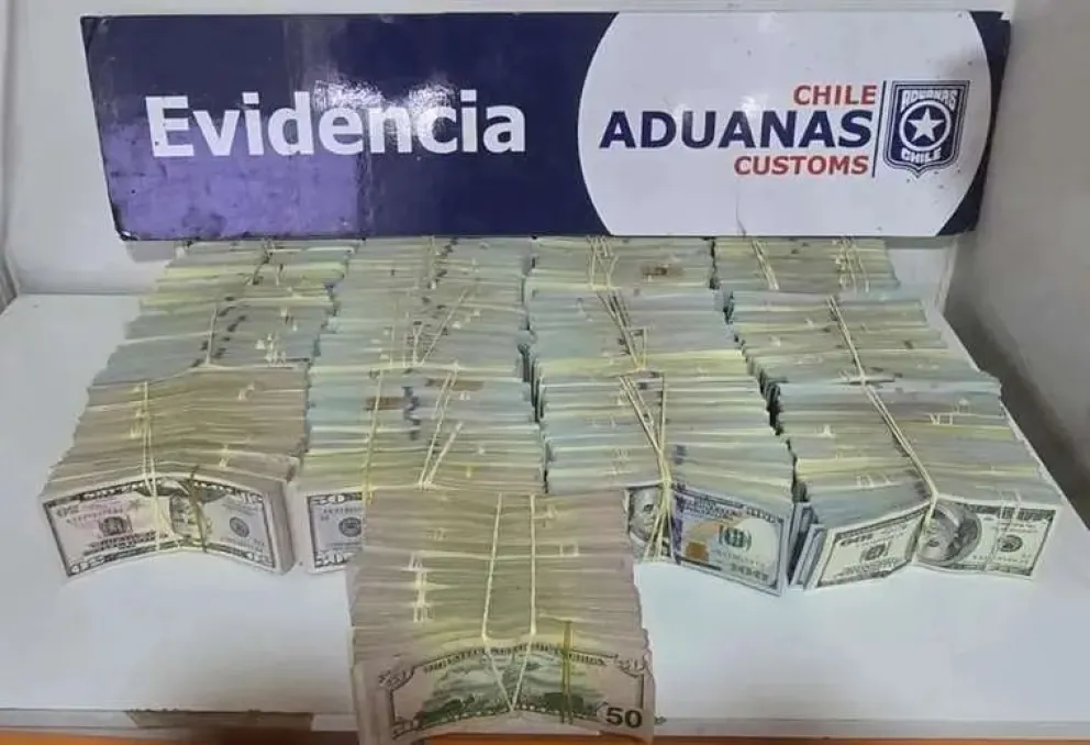 El dinero secuestrado en el bus boliviano. Foto: El Deber