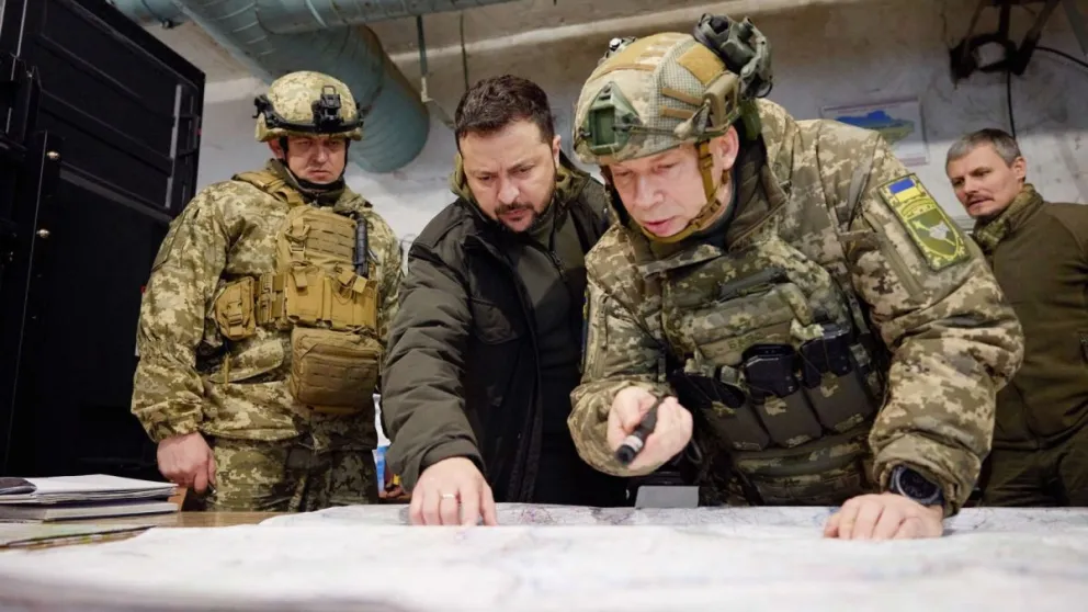 El manadatario de Ucrania, Volodimir Zelenski analiza la situación con dos militares. Foto: @ZelenskyyUa