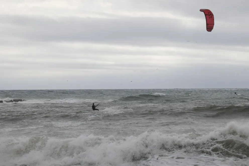 Un joven haciendo kitesurf en el mar en una imagen de archivo. Foto: EFE