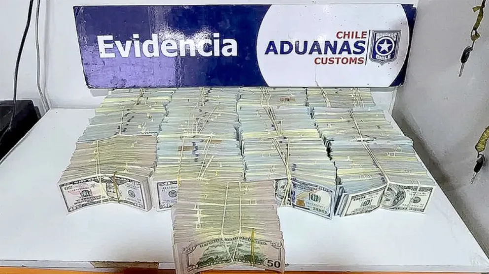 El dinero incautado en la localidad fronteriza de Colchane, en Chile. Foto: Aduanas de Chile

