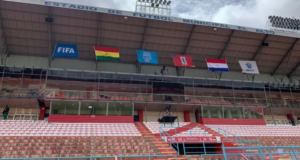 Vista de la tribuna de preferencia del estadio de Villa Ingenio con las banderas de partido de eliminatorias. Foto: Sports 360.