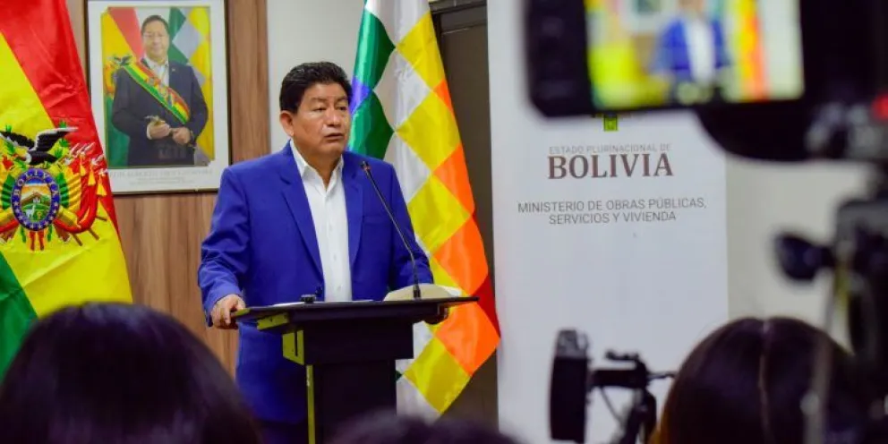 El ministro Edgar Montaño, anuncia la licitación para la ejecución del estudio para la construcción del puente Tiquina. Foto: Ministerio de Obras Públicas.