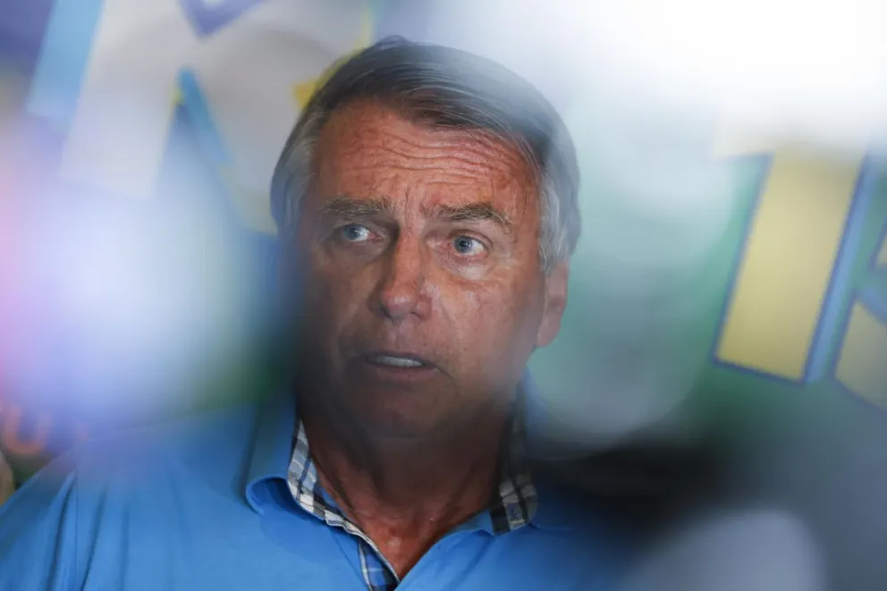 El expresidente de Brasil, Jair Bolsonaro, llega al hospital DF Star para un procedimiento médico, en Brasilia (Brasil) hoy, 14 de septiembre de 2025. Foto: EFE