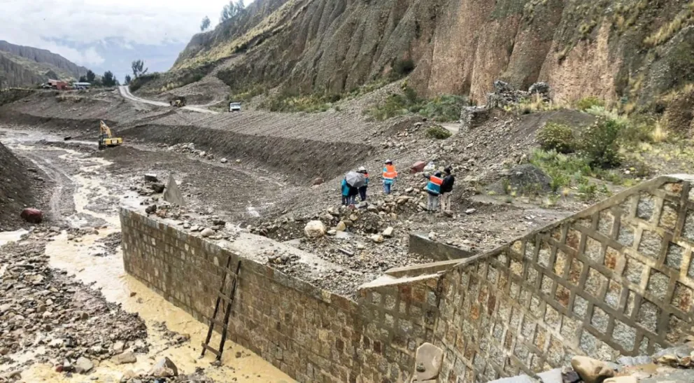 Maquinaria trabaja en las cabeceras de ríos ante las fuertes lluvias.  Foto: GAMLP