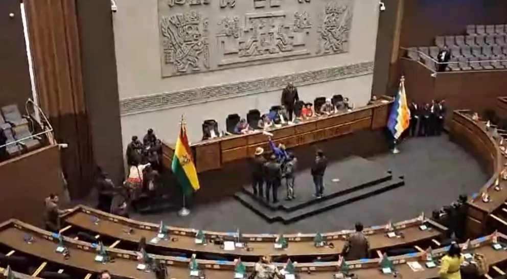 Diputados evistas toman la testara e increpan al presidente de Diputados. Foto: Captura Unitel