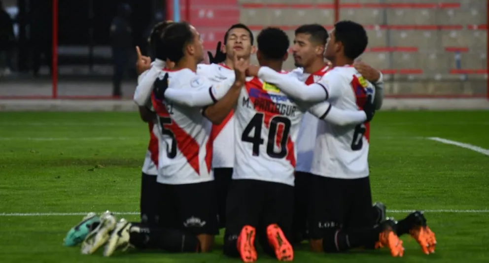 La celebración de la banda roja luego del gol de Robson Tomé. Foto: APG