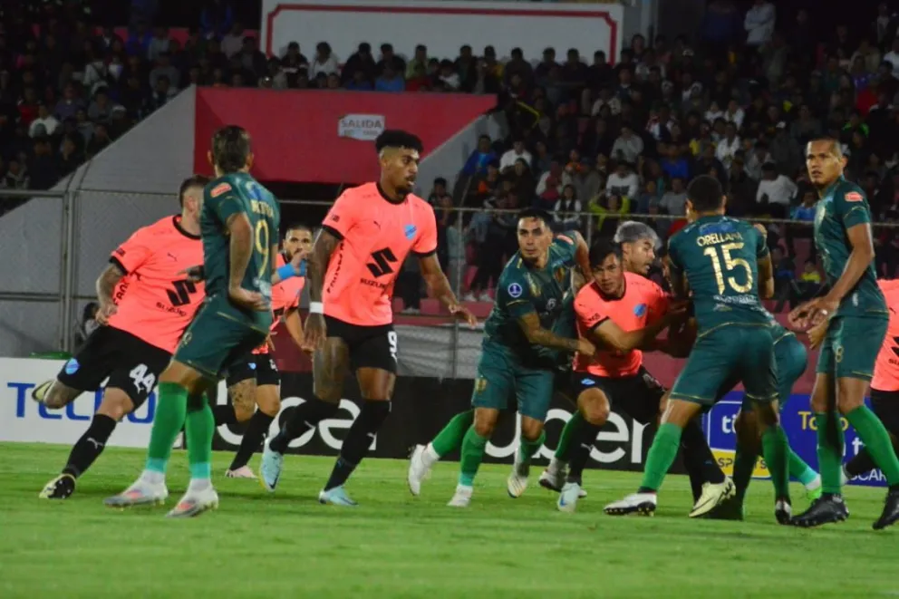 Una de las incidencias del partido jugado en Tarija. Foto: APG.