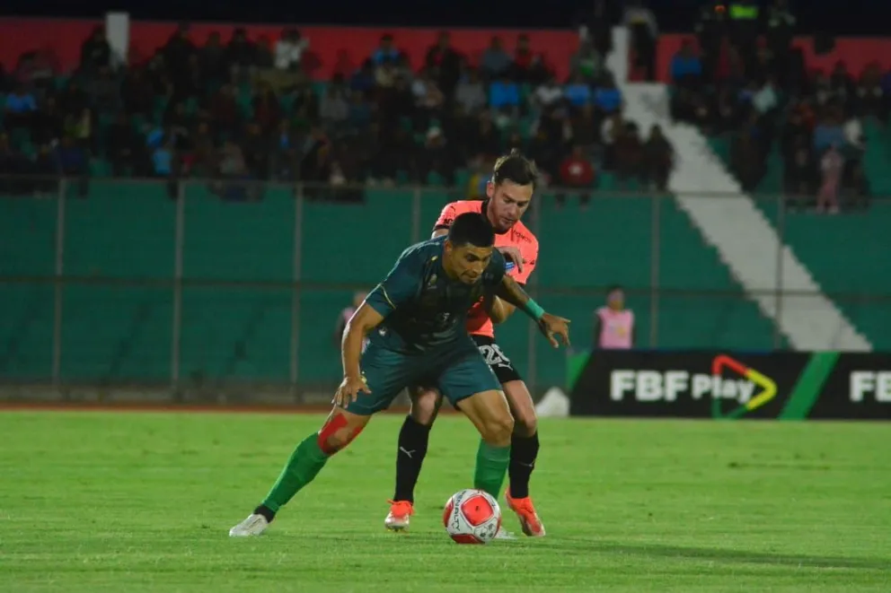 Orellana (der verde), de Real Tomayapo, lucha por la pelota con Saucedo. Foto: APG.