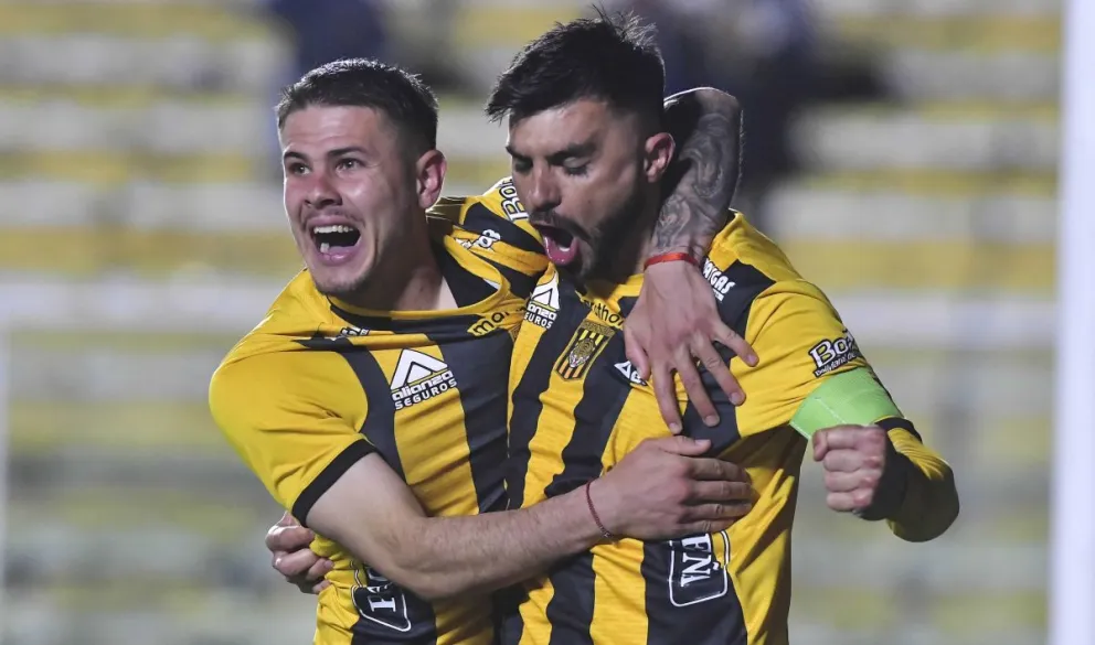 Sebastián Guerreo y Enrique Triverio festejan a todo pulmón el segundo gol de The Strongest. Foto: APG
