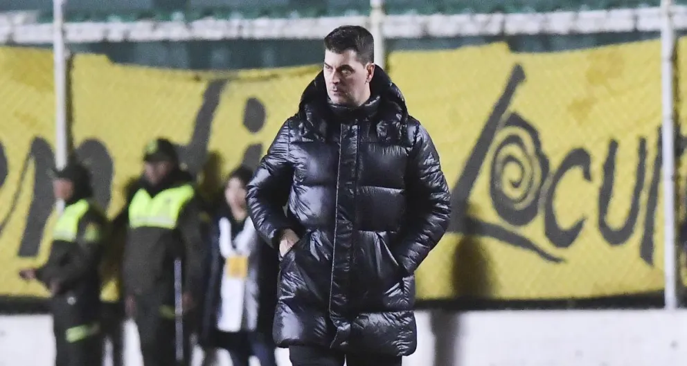 El técnico de The Strongest, Ismael Rescalvo, observa el partido desde la pista atlética del Hernando Siles. Foto: APG